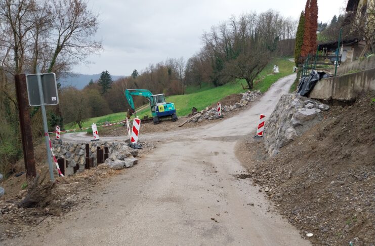 Na območju sevniške občine potekata sanaciji dveh plazu