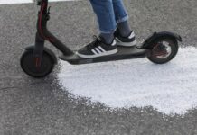 Brežice: Padel z električnim skirojem, krivec pa alkohol in prevelika hitrost