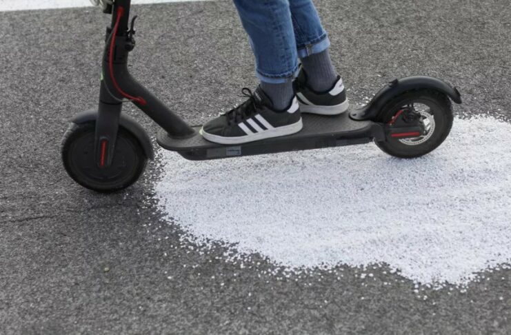 Brežice: Padel z električnim skirojem, krivec pa alkohol in prevelika hitrost