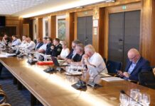 Kljub večurni razpravi o romski problematiki, Komisija za peticije brez sklepov
