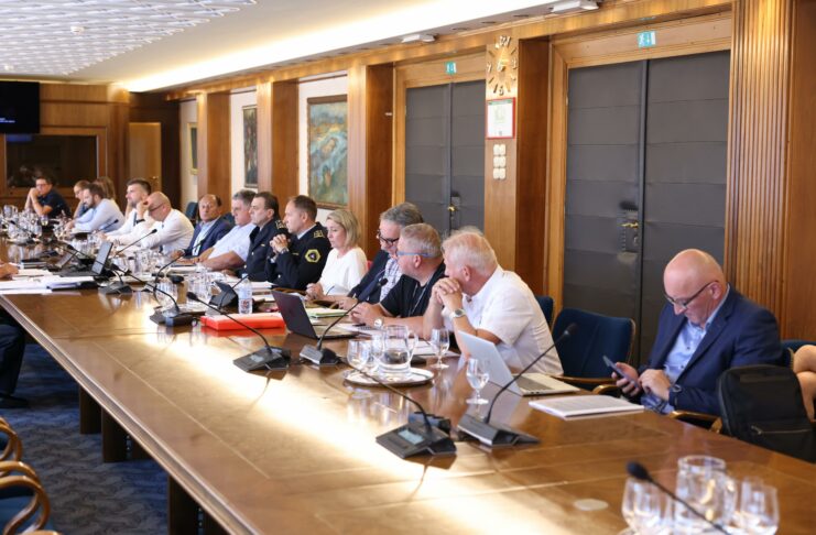 Kljub večurni razpravi o romski problematiki, Komisija za peticije brez sklepov