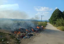 V bližini Kerinovega Grma zagoreli kosovni odpadki