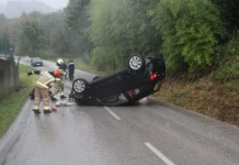 Straži pri Raki: Vozilo pristalo na strehi