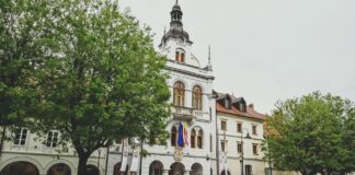 Umrl pretepeni v Novem mestu, pripravlja se protestni shod. Kdo nosi odgovornost?