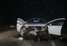 Prometna nesreča pri Borštu: dve poškodovani osebi, ena ukleščena v vozilu