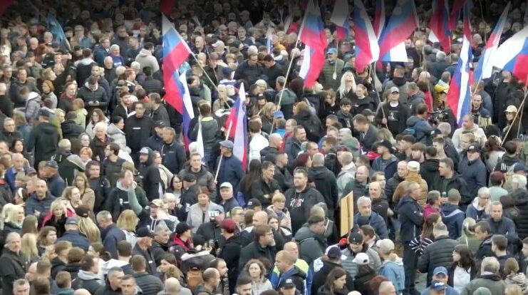 Množica v Novem mestu se je z minuto molka in aplavzom poklonila Alešu