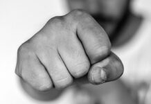 Neznanci v Kostanjevici na Krki pretepli 18- in 19-letnika
