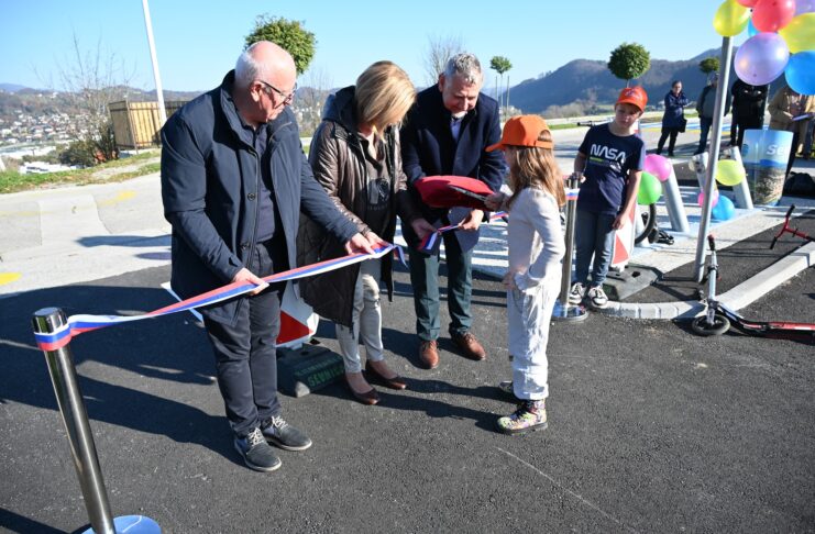 Namenu predali novo parkirišče pri OŠ Boštanj