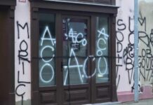 Neznanci popisali pročelje pisarne Gibanja Svoboda v Brežicah