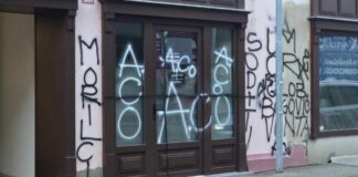Neznanci popisali pročelje pisarne Gibanja Svoboda v Brežicah
