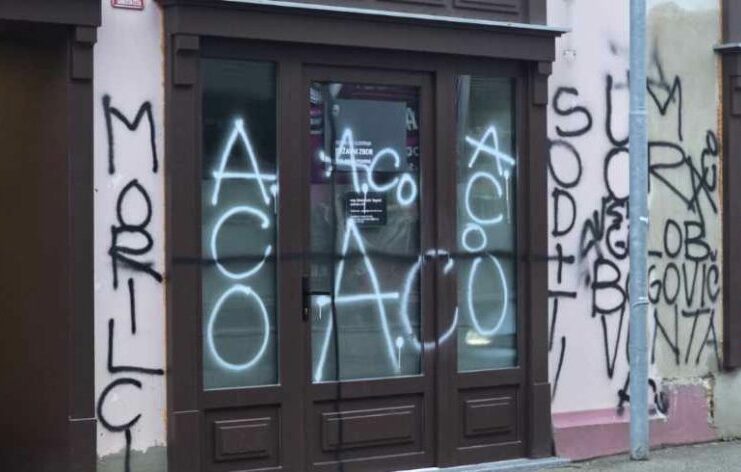 Neznanci popisali pročelje pisarne Gibanja Svoboda v Brežicah