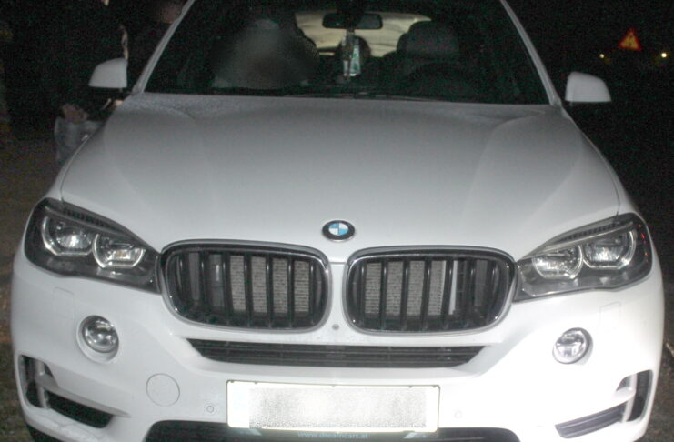 V Rigoncah ustavili BMW poln državljanov Turčije