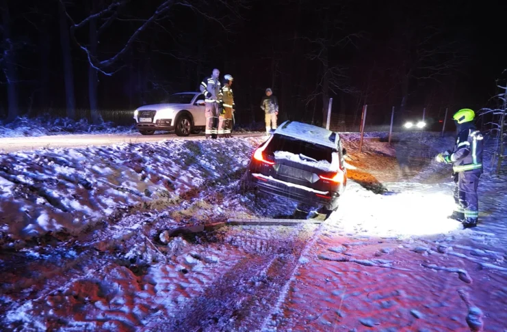 Sneg je že včeraj začel povzročati nevšečnosti voznikom na cestah