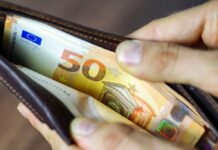 Izvršbe dolžnikom se nadaljujejo, rubljena so tudi sredstva iz naslova denarne socialne pomoči, pojasnjujejo na FURS-u