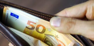 Izvršbe dolžnikom se nadaljujejo, rubljena so tudi sredstva iz naslova denarne socialne pomoči, pojasnjujejo na FURS-u