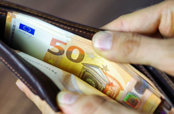 Izvršbe dolžnikom se nadaljujejo, rubljena so tudi sredstva iz naslova denarne socialne pomoči, pojasnjujejo na FURS-u