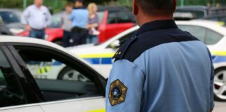 Bežal pred policisti, vozil v napačno smer in zavrnil alkotest