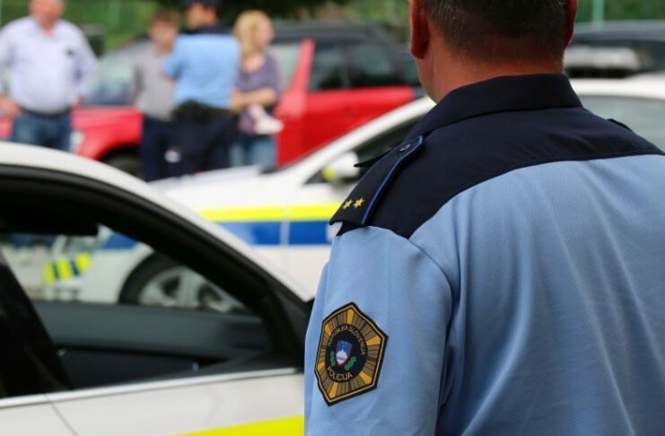 Bežal pred policisti, vozil v napačno smer in zavrnil alkotest