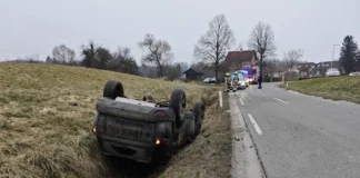 Župelevec: Z avtomobilom zapeljal s ceste in se prevrnil v jarek