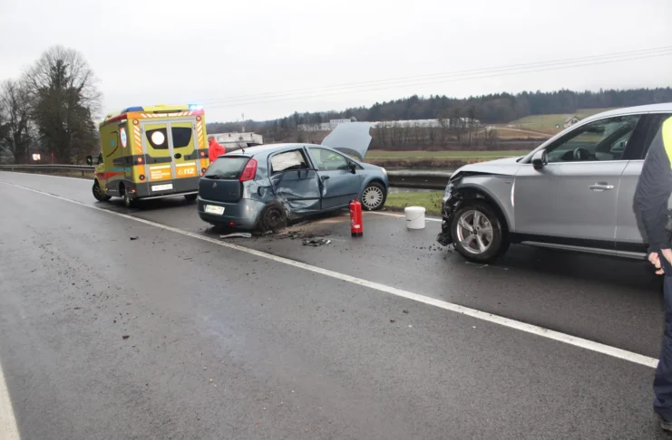 V Sevnici poškodovan pešec, na Gornjem Pijavškem trčenje dveh vozil