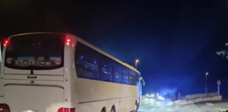 Avtobus nasedel sredi glavne ceste v Brestanici