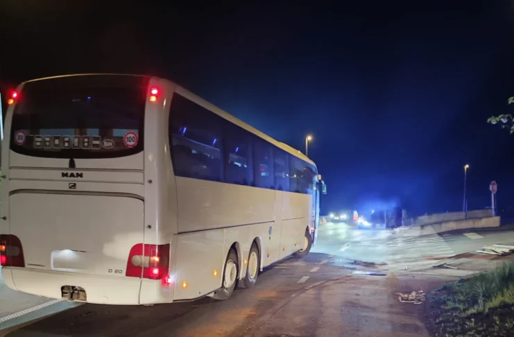 Avtobus nasedel sredi glavne ceste v Brestanici
