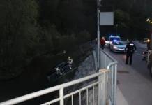 Voznik, ki je zapeljal v potok v Brestanici, pod vplivom alkohola
