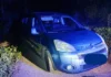 Vozniku na Trški Gori roko ukleščilo med vozilo in drevo