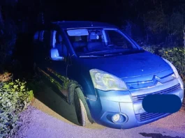 Vozniku na Trški Gori roko ukleščilo med vozilo in drevo