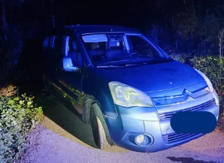 Vozniku na Trški Gori roko ukleščilo med vozilo in drevo