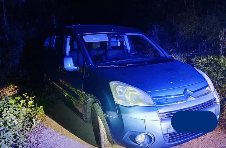 Vozniku na Trški Gori roko ukleščilo med vozilo in drevo