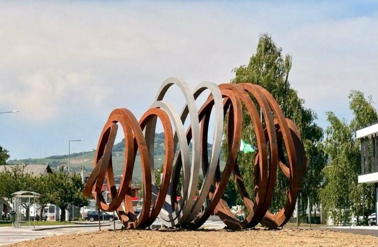 V krožišču v Krškem je od danes postavljena skulptura krškopoljca