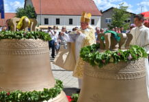 V Leskovcu pri Krškem po več kot stoletju znova zazveneli bronasti zvonovi