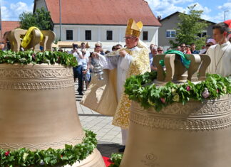 V Leskovcu pri Krškem po več kot stoletju znova zazveneli bronasti zvonovi