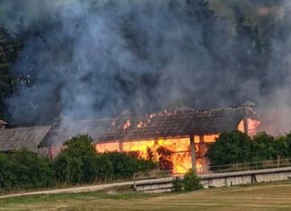 V Dobovi zgorel kmetijski objekt, kriminalisti preiskujejo vzrok požara