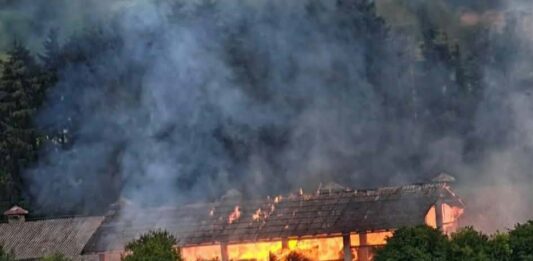 V Dobovi zgorel kmetijski objekt, kriminalisti preiskujejo vzrok požara
