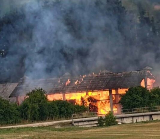 V Dobovi zgorel kmetijski objekt, kriminalisti preiskujejo vzrok požara