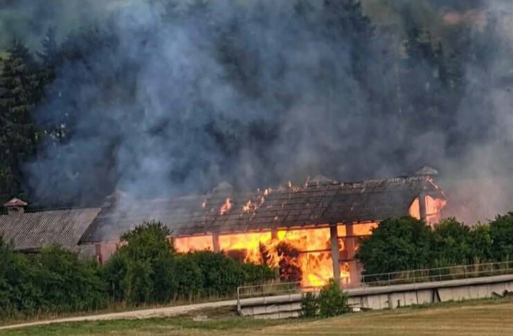 V Dobovi zgorel kmetijski objekt, kriminalisti preiskujejo vzrok požara
