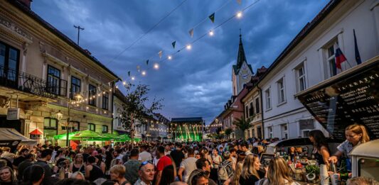 Začetek Mestne promenade v Brežicah z “rekordnim številom obiskovalcev”