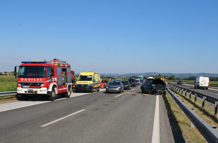 Prometna nesreča na avtocesti pri Dolenjih Skopicah