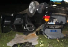 Velika vas: Voznik zgubil oblast nad vozilom in se prevrnil na streho