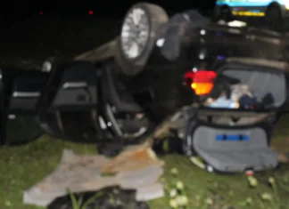 Velika vas: Voznik zgubil oblast nad vozilom in se prevrnil na streho