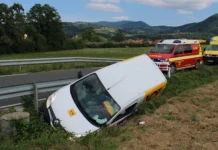 Kostanjevica na Krki: Poštno vozilo v obcestni jarek