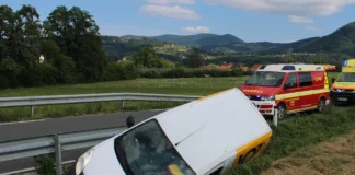 Kostanjevica na Krki: Poštno vozilo v obcestni jarek