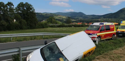 Kostanjevica na Krki: Poštno vozilo v obcestni jarek