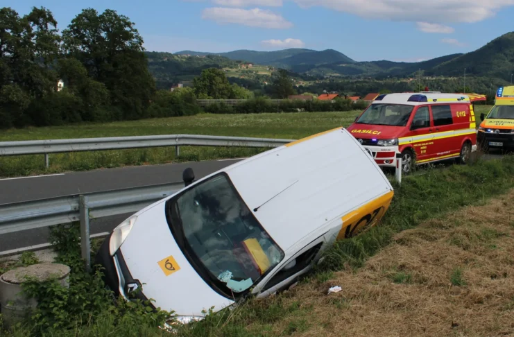 Kostanjevica na Krki: Poštno vozilo v obcestni jarek