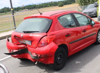 Nalet treh vozil v Brežicah, v Brestanici povzročitelj nesreče skušal pobegniti