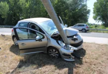 Na krški obvoznici pri Krki z avtom v javno razsvetljavo