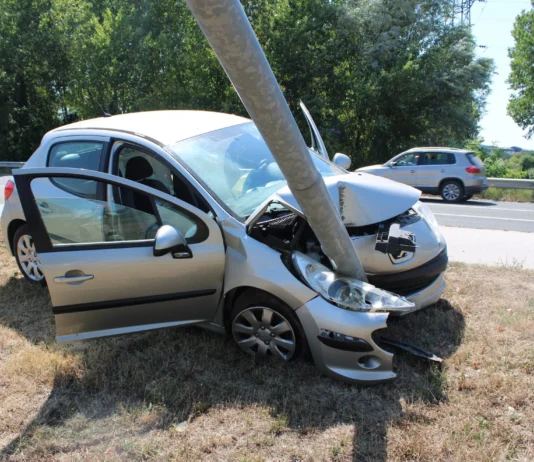 Na krški obvoznici pri Krki z avtom v javno razsvetljavo