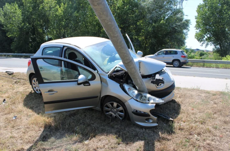 Na krški obvoznici pri Krki z avtom v javno razsvetljavo